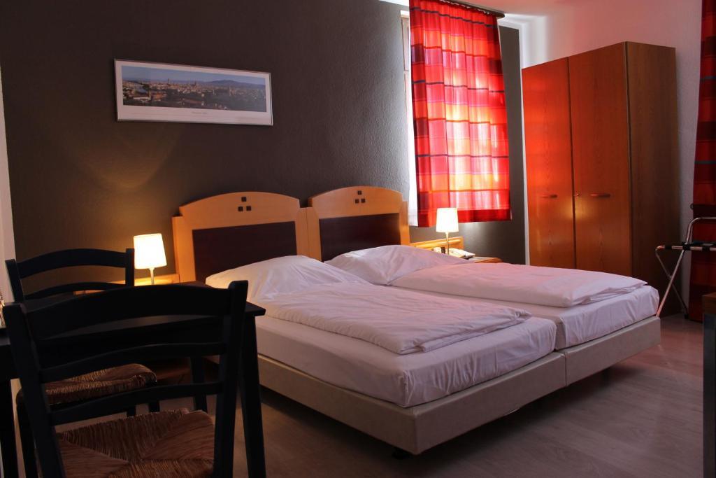 Zum Loewen Hotel บาดฮอมบูร์ก ฟอร์ แดร์เฮอเฮอ ห้อง รูปภาพ